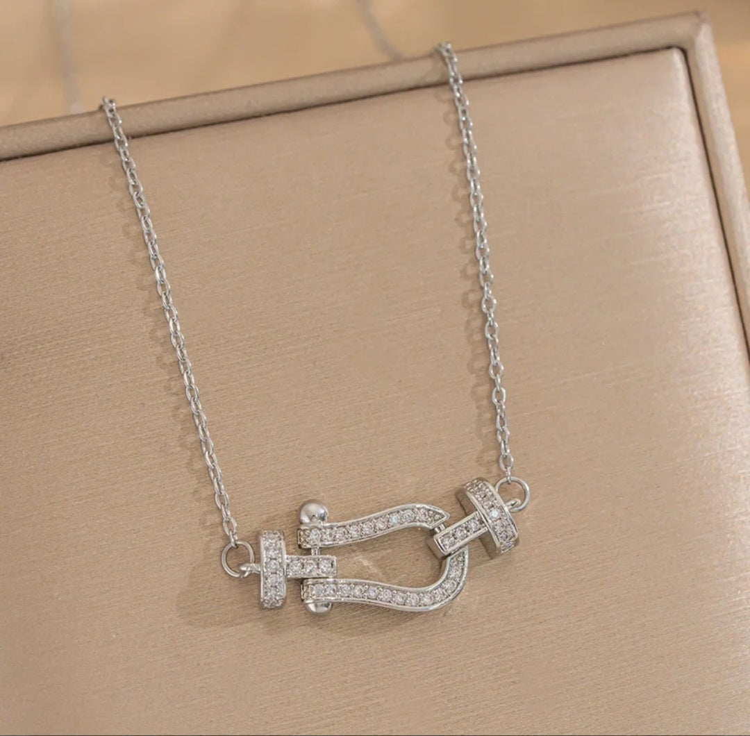 Elegant horseshoe stijl sieradenset