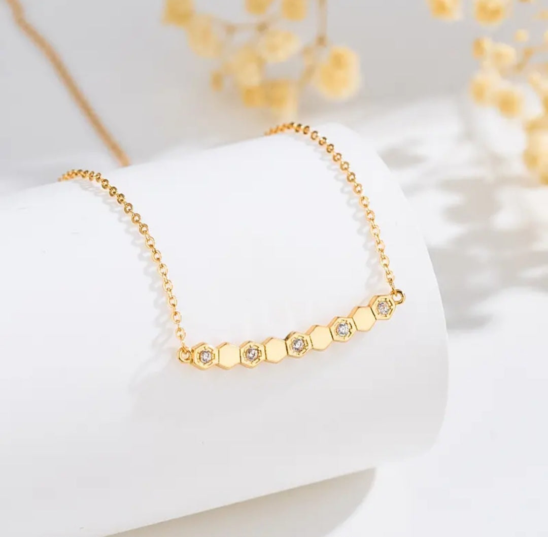 Stralend hexagon ketting met zircon