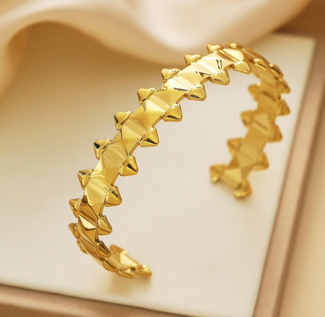 Trendy bangle