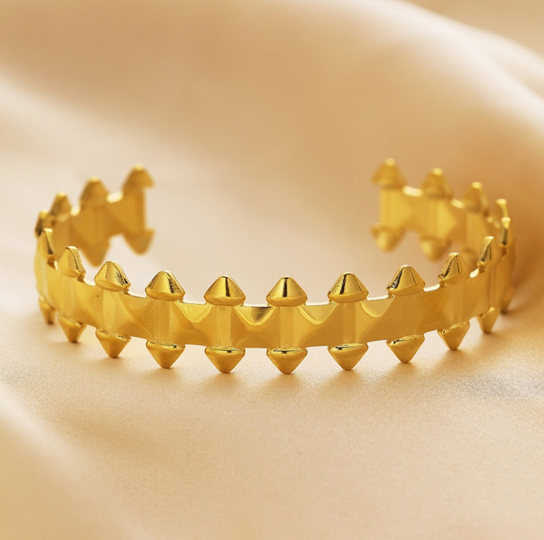 Trendy bangle