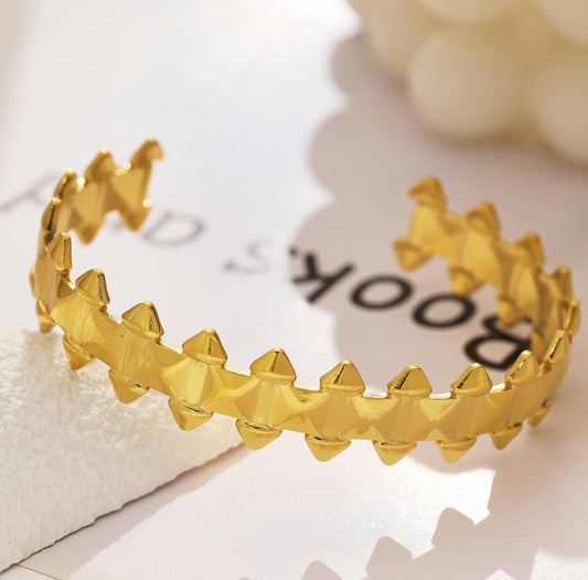 Trendy bangle