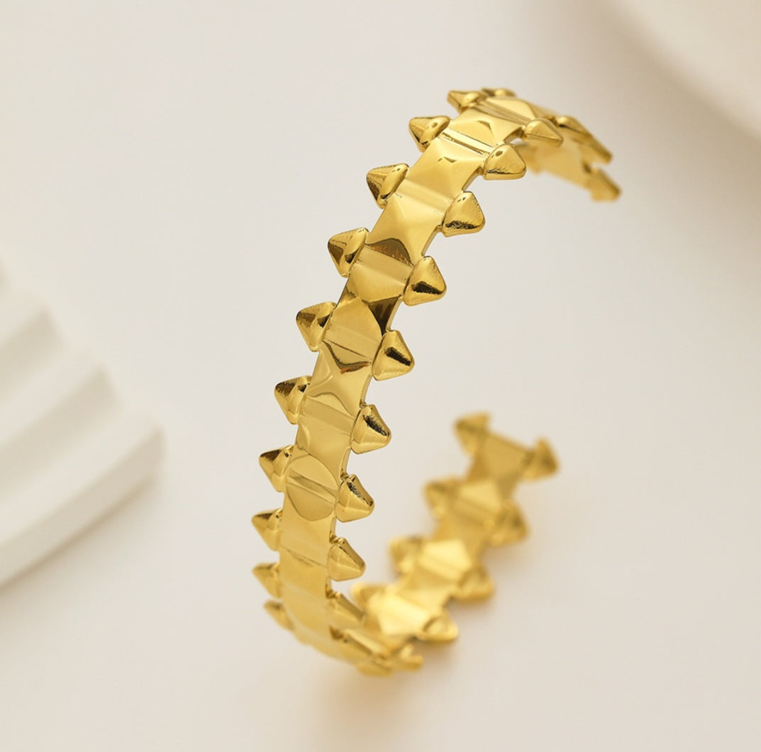 Trendy bangle