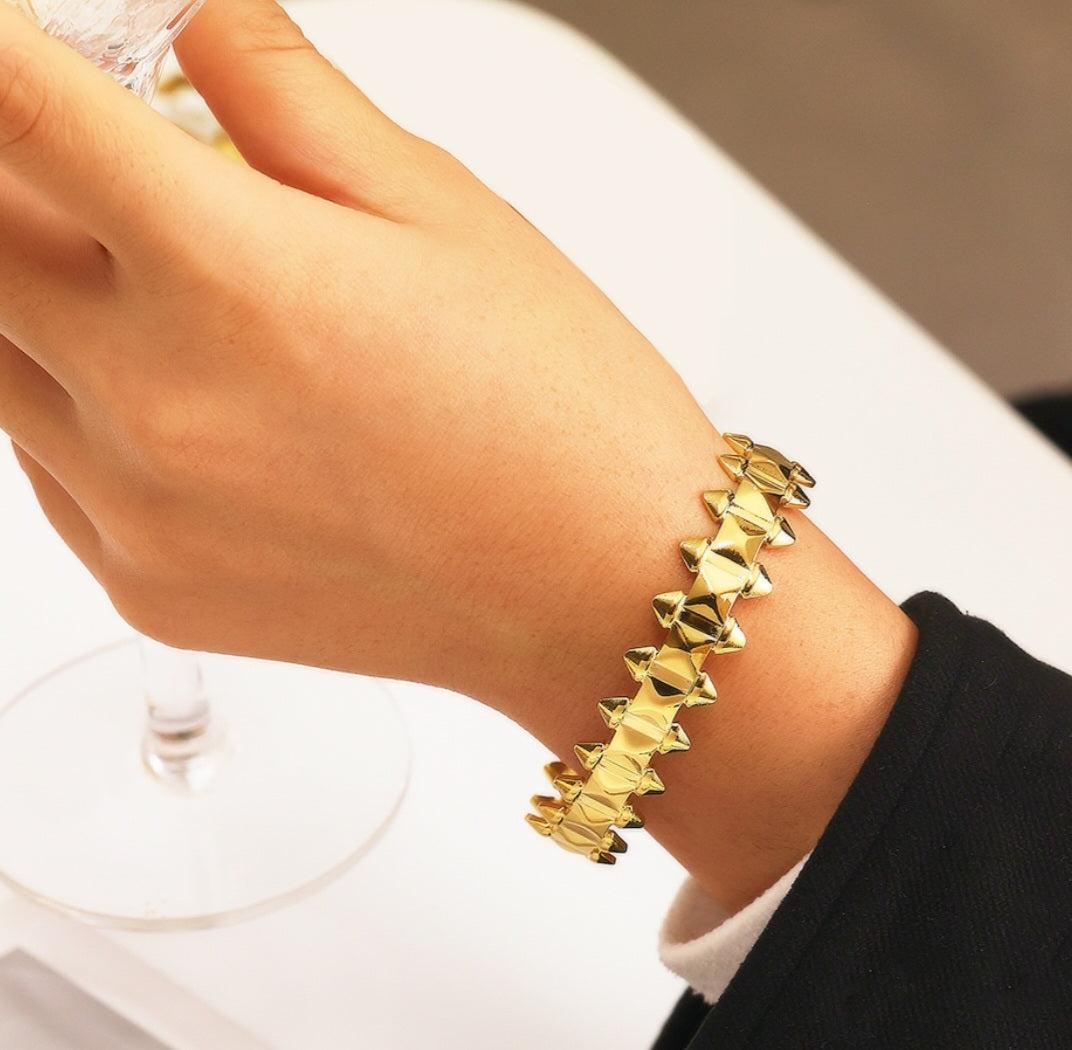 Trendy bangle