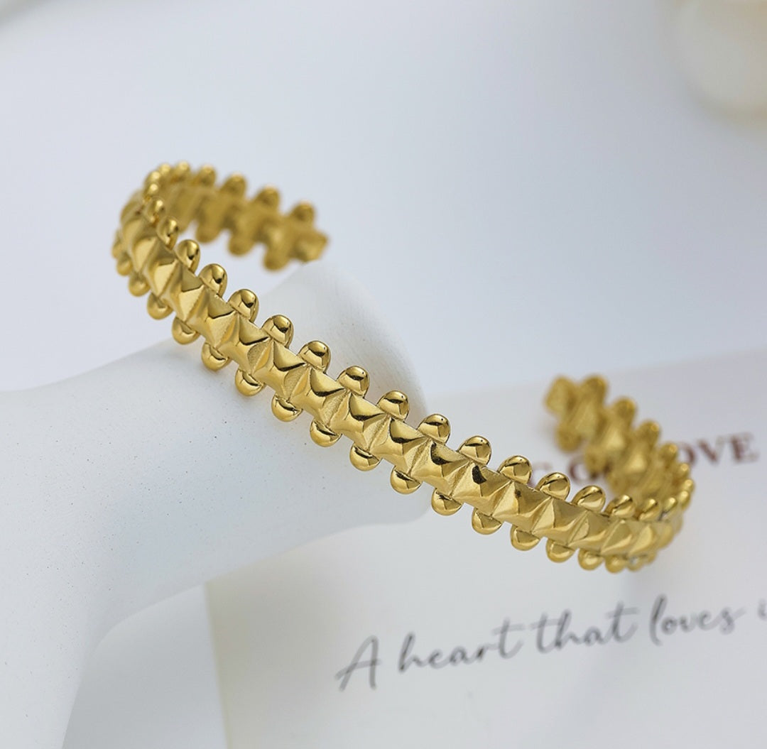 Trendy bangle