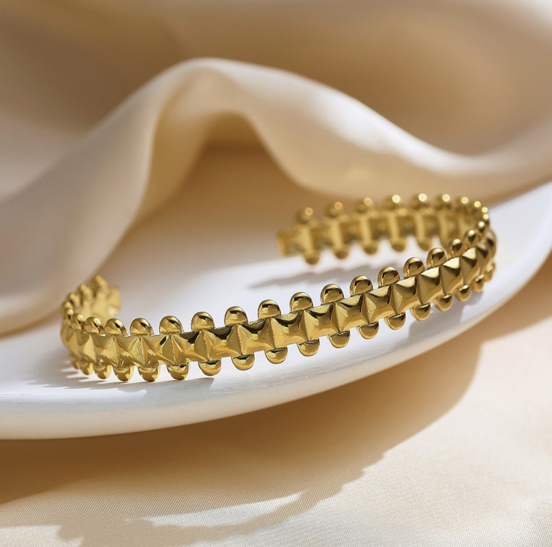 Trendy bangle