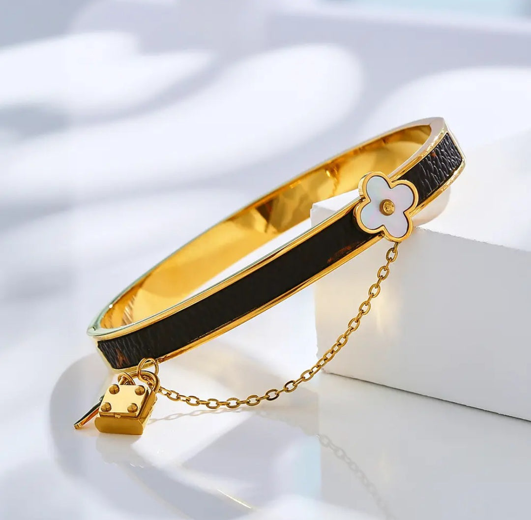Elegant armband met klaver