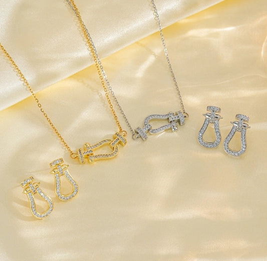 Elegant horseshoe stijl sieradenset