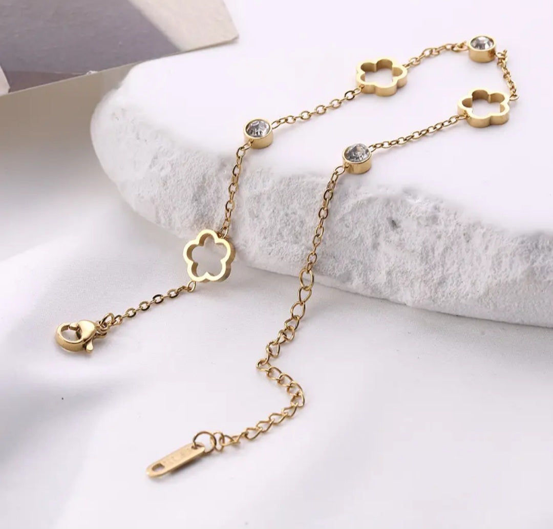 Modern klaver armband met steentjes