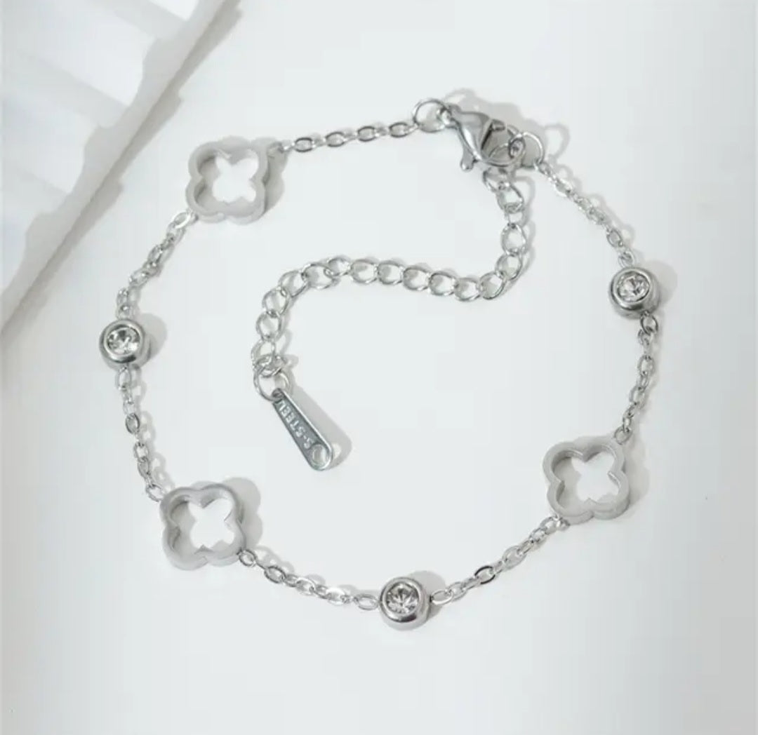 Modern klaver armband met steentjes